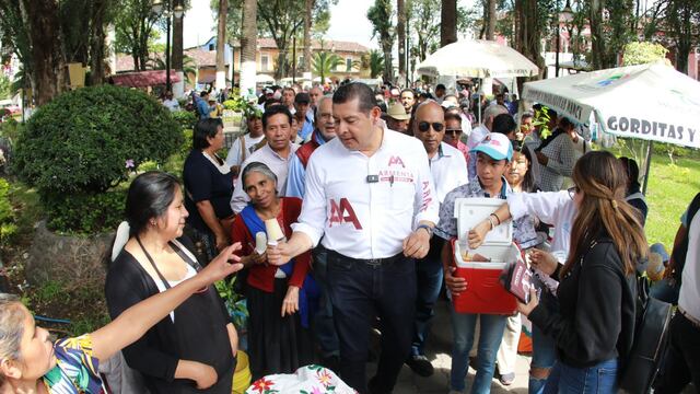 Alejandro Armenta camina con 35 mil poblanos