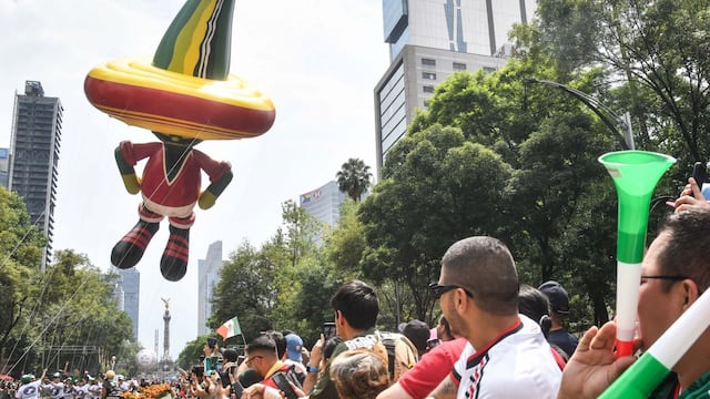 Desfile "La pelota vuelve a casa" el cual partió de la glorieta de la Diana Cazadora.