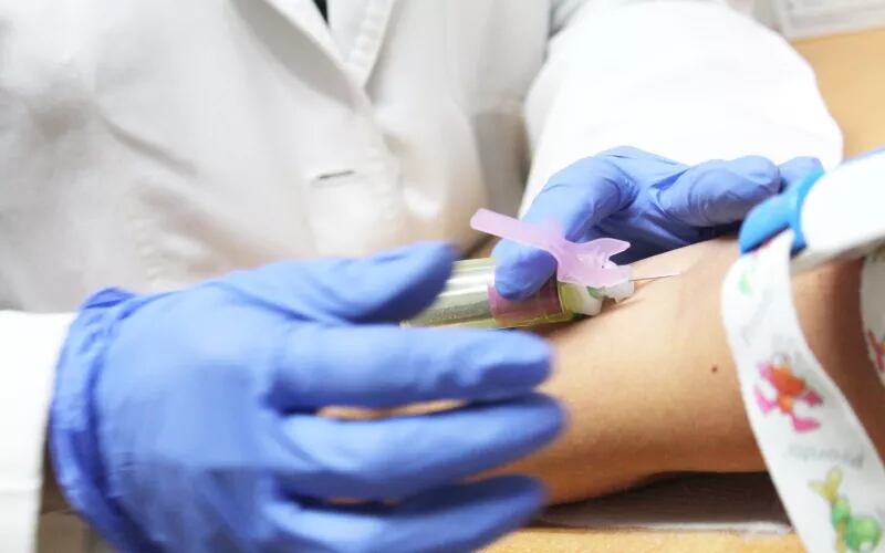 Caso de sangre contaminada en Reino Unido dejó devastadoras consecuencias