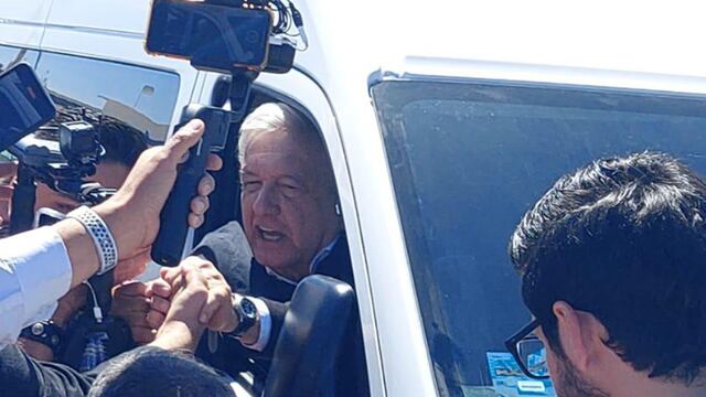 AMLO en Ciudad Juárez, migrantes exigen justicia por incendio