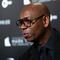 Atacan a Dave Chappelle en show y Chris Rock se burla: “¿Fue Will Smith?”