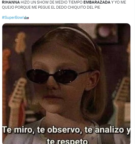 Meme de una Rihanna supuestamente embarazada en el Super Bowl LVII.