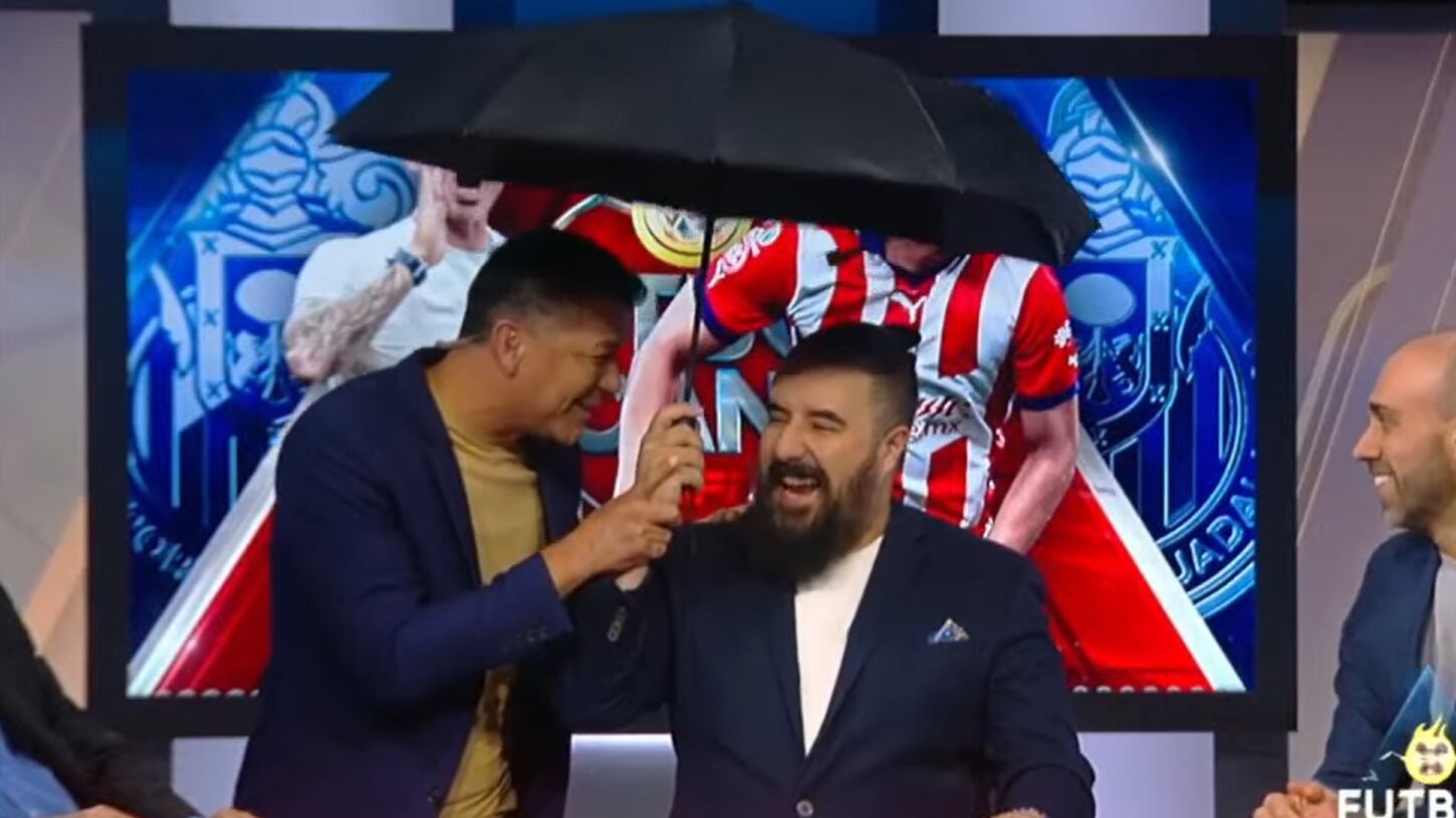 Jared Borgetti humilla a Álvaro Morales en pleno programa; le regaló un paraguas y ya hasta le cambiaron el apodo