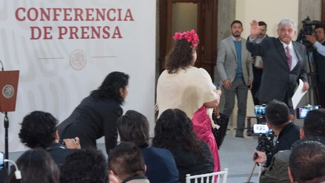 Mujer que se hizo pasar por reportera
