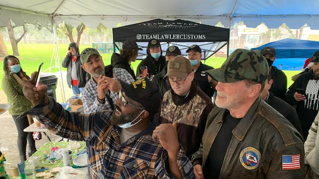 Arnold Schwarzenegger convive con veteranos en Los Ángeles