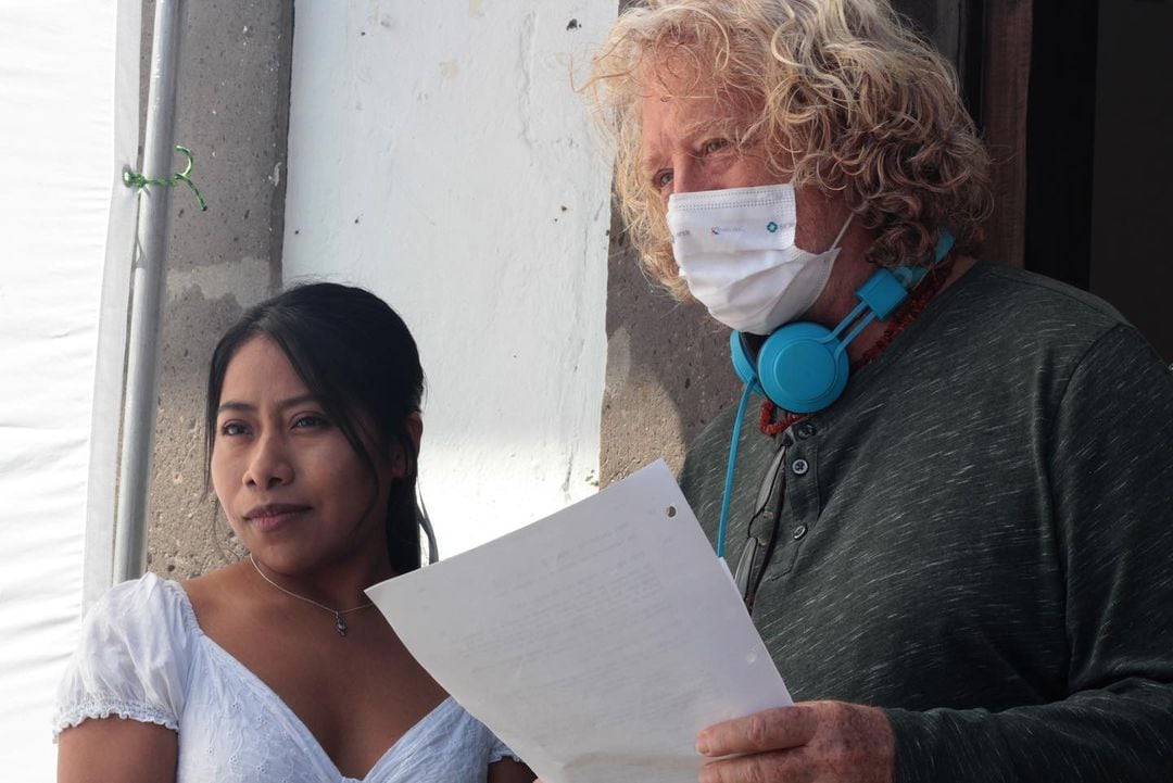 Yalitza Aparicio y Luis Mandoki en la filmación de 'Presencias'