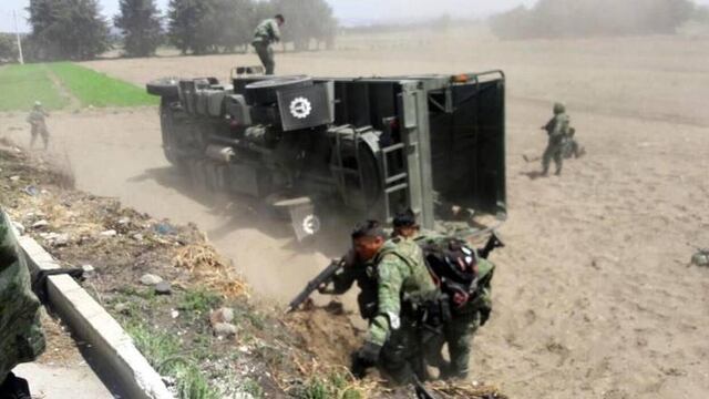 Volcadura de vehículo oficial del Ejército en Puebla.