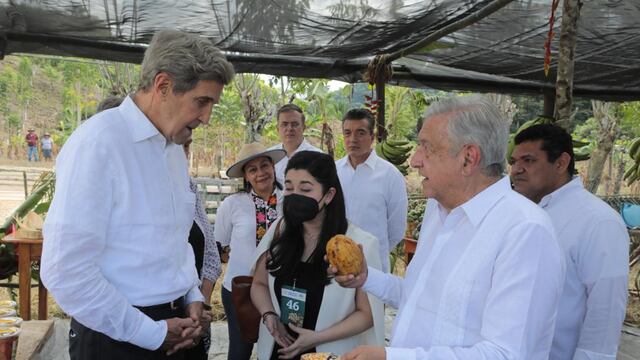 John Kerry y AMLO
