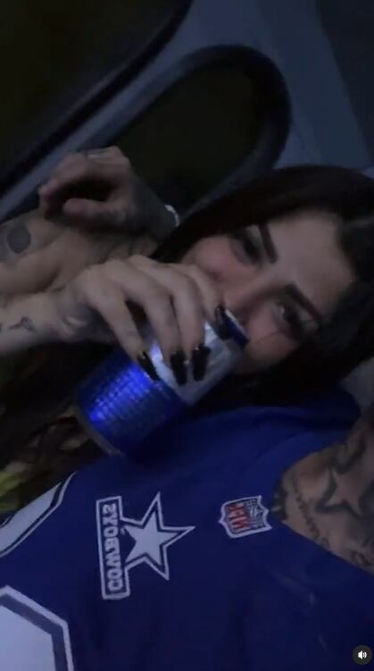 Santa Fe Klan hace vivir a Karely Ruiz su momento más humilde abordo de un micro.