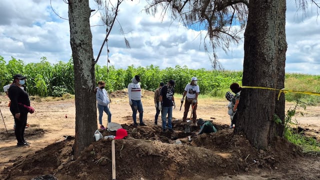 Colectivo confirma hallazgo de 21 bolsas más con restos humanos en Jalisco