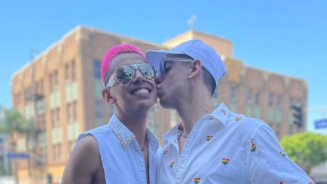 Jhonny Caz y su prometido Jonathan Bencomo en marcha Gay.