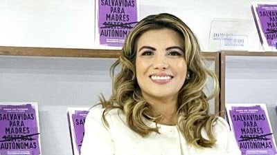 Diana Luz Vázquez presenta su libro Salvavidas para mujeres autónomas en entrevista con El País