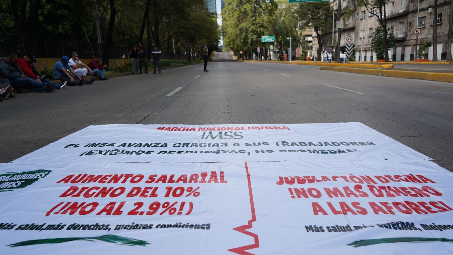 Trabajadores del IMSS marchan del Siglo XXI a sede sindical; exigen aumento salarial
