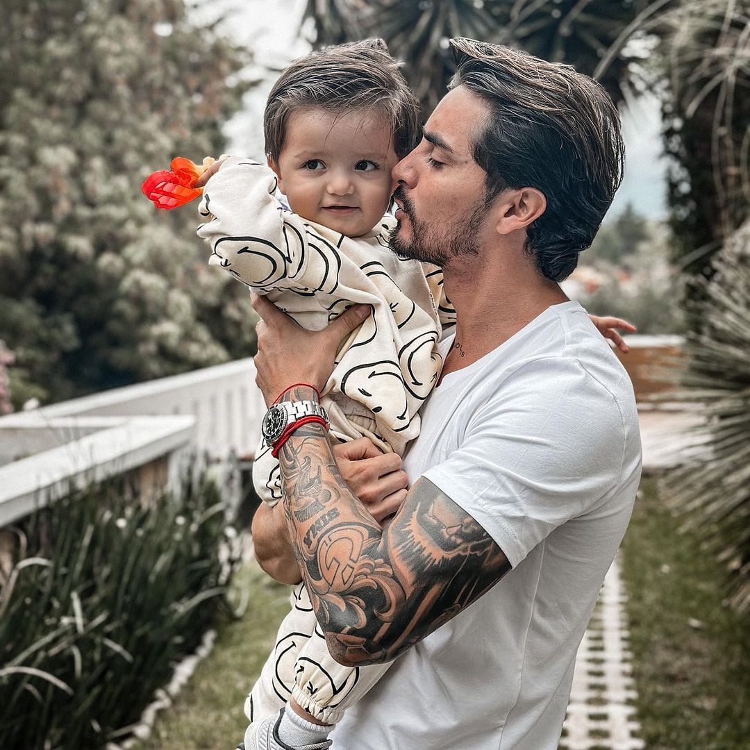 Christian Estrada con su hijo Leonel.
