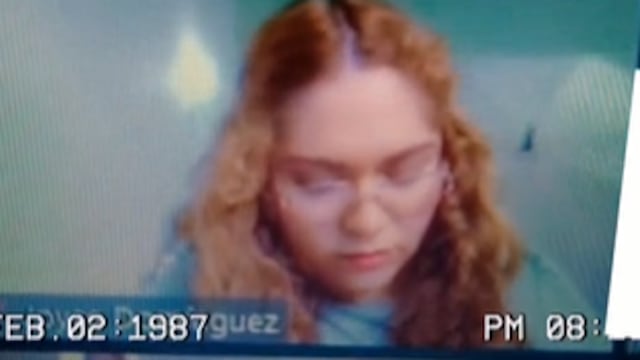 Mamá usa paraguas para no interrumpir clase de su hija.