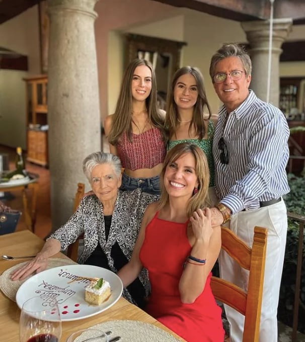 Arturo Escalona junto a sus hijas