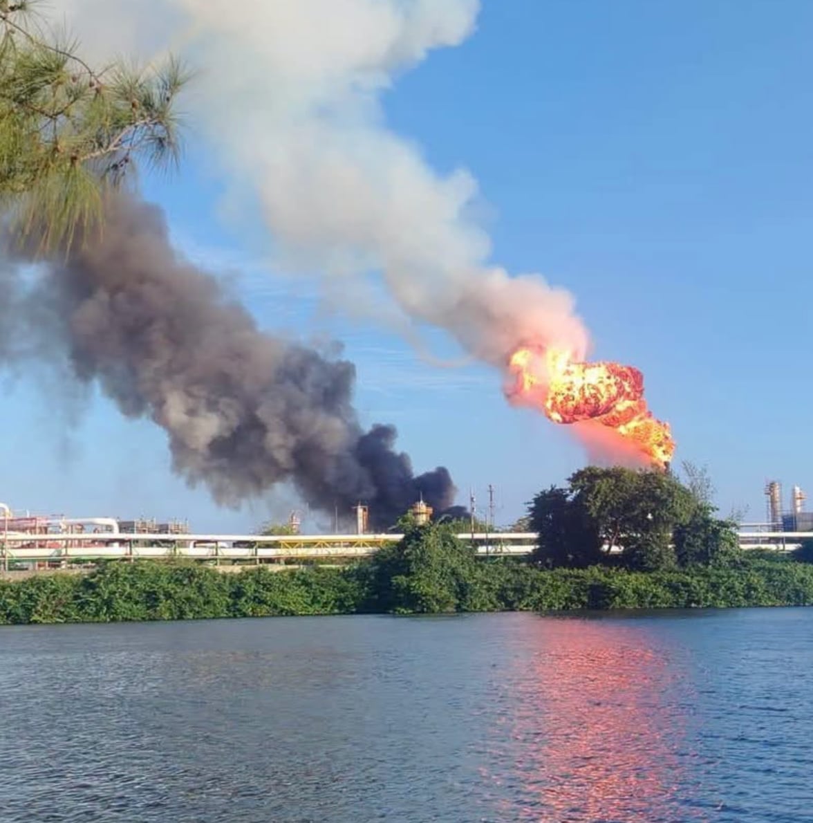 Reportan incendio en la Refinería Olmeca de Dos Bocas, Tabasco