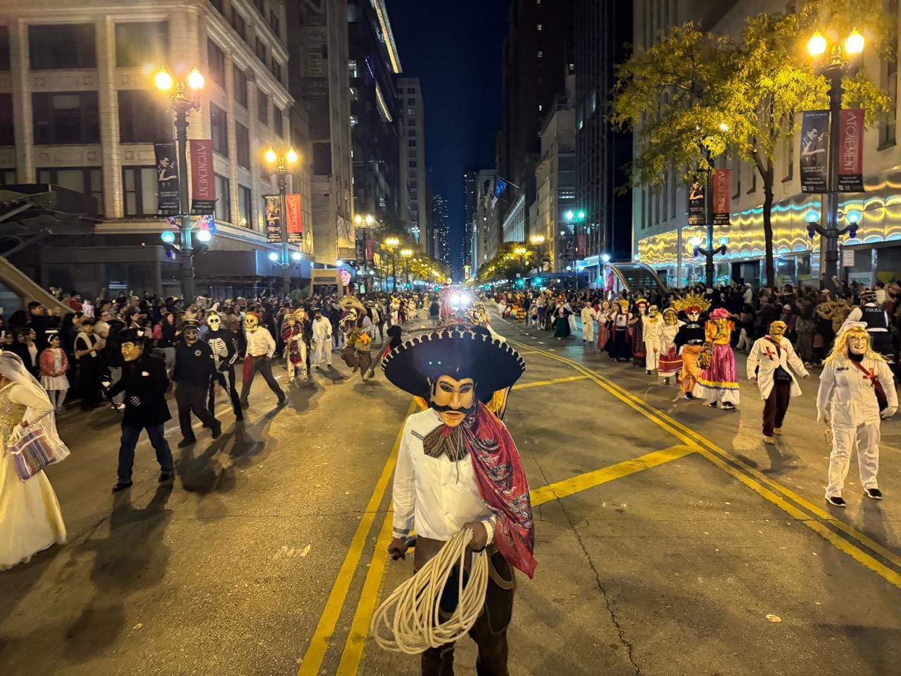 Festividad de Xantolo en desfile Arts in the Dark de Chicago