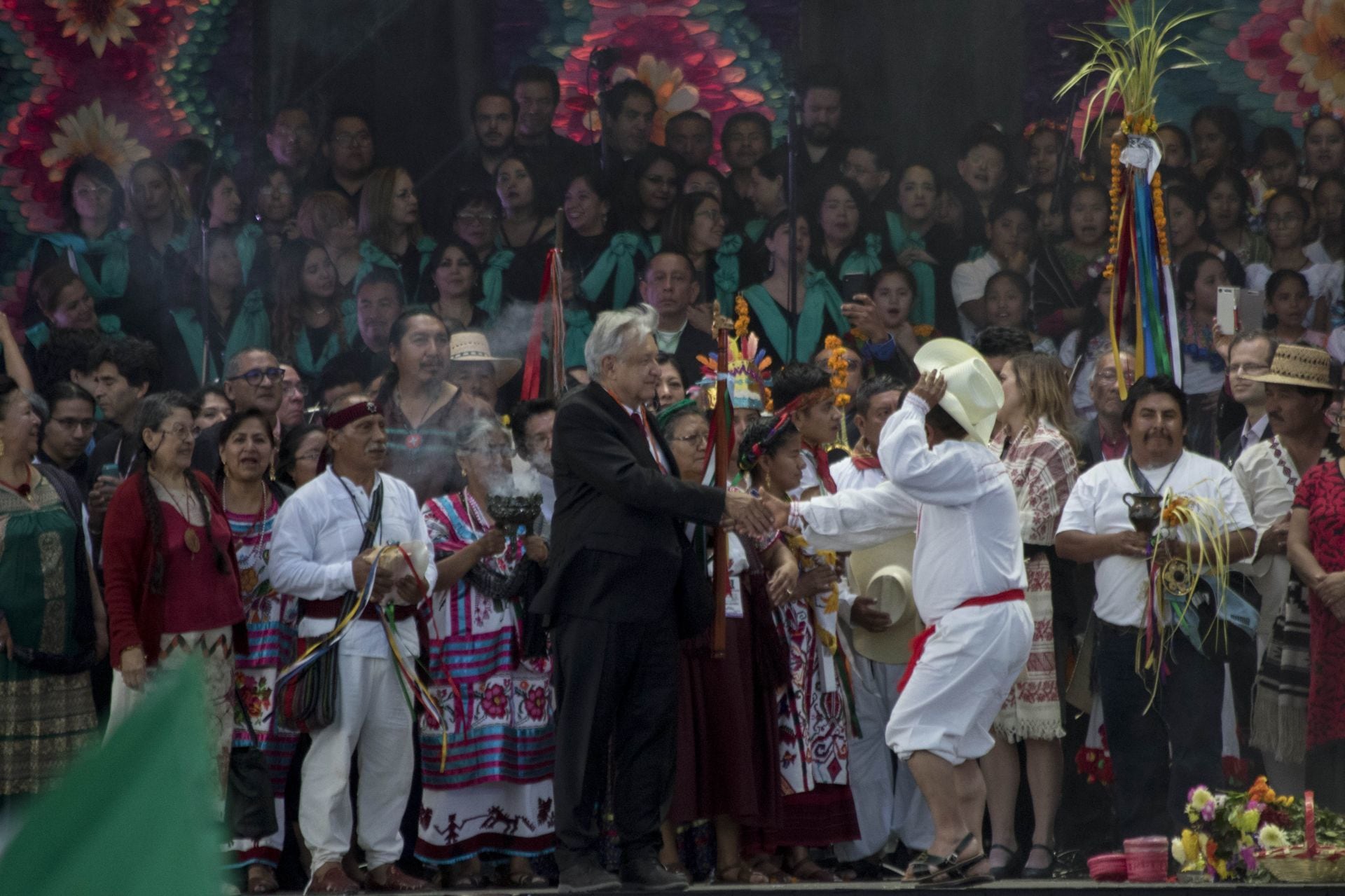 AMLO recibió el 1 de diciembre un bastón de mando