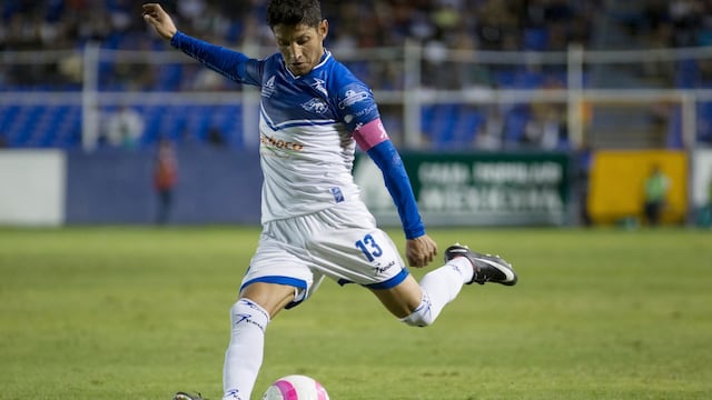 Ángel Reyna patea la pelota.