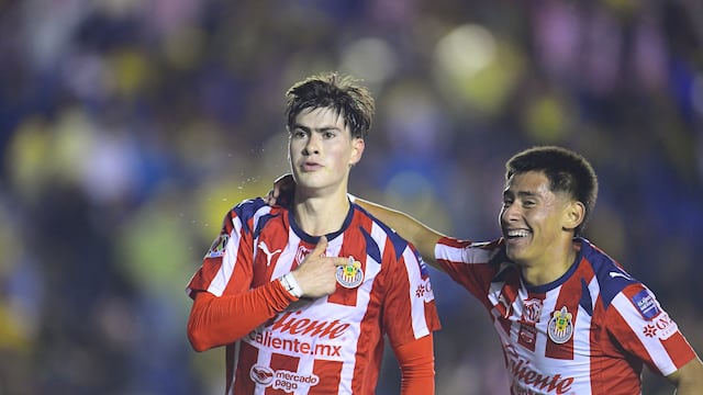 Chivas sorprende y vence al América en el Clásico Nacional