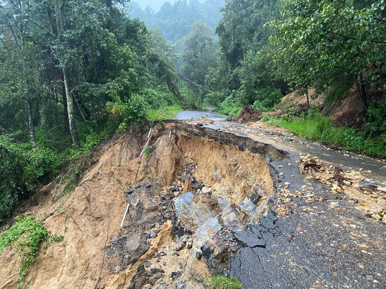 Se desborda el río Balsas por desfogue de presas y colapsa un puente