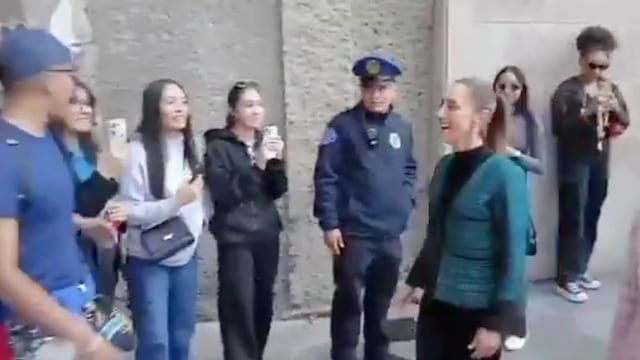 Claudia Sheinbaum camina entre la gente