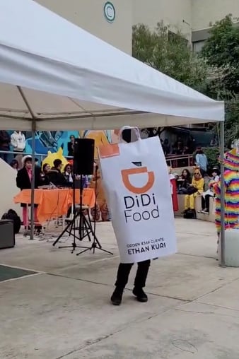 VIDEO: ¿El mejor disfraz de 2023? Está inspirado en El Pollo Loco y TikTok solo fue espectador de los regalos que aventó