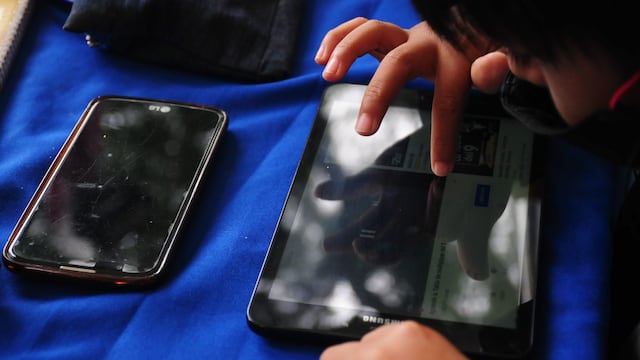 Un joven interactua con el dispositivo inteligente que le otorgó la Alcaldía Venustiano Carranza para tomar sus clases