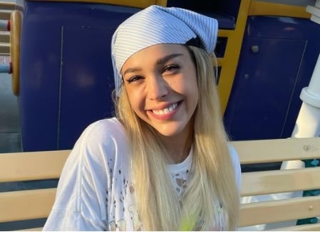 Danna Paola pasea por Disneyland
