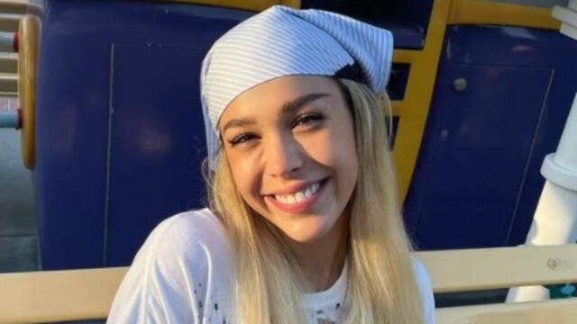 Danna Paola pasea por Disneyland