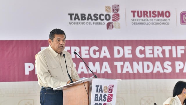 Javier May entrega 1,200 Tandas para la Mujer en Cunduacán.