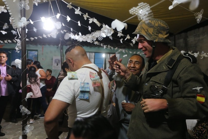 Se casan en boda con temática 'nazi' en Tlaxcala