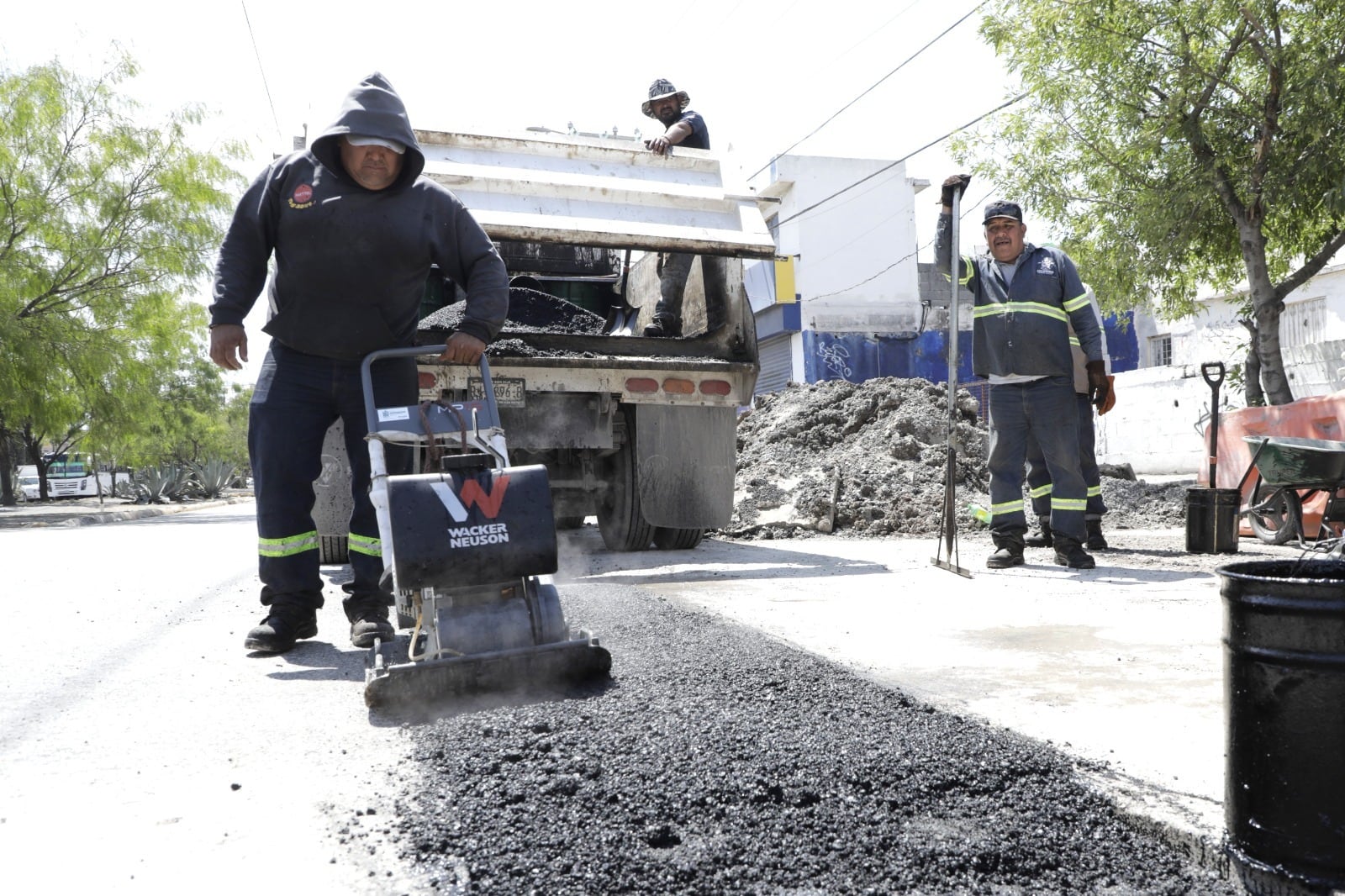 Escobedo apoya reparación de fugas con trabajos de pavimentación