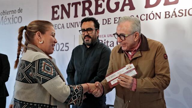 Rubén Rocha inicia entrega de la Beca Rita Cetina a estudiantes de secundaria