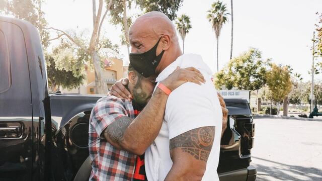 Dwayne Johnson regala su auto a fan