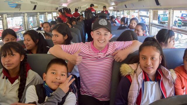 Dylan Ence hizo una colecta para comprar el autobús.
