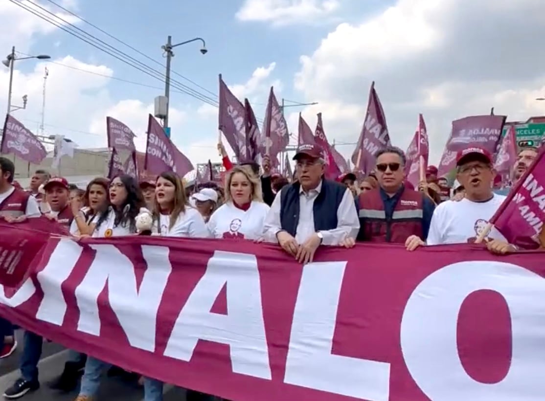 Rubén Rocha Moya encabezando el contingente de Sinaloa en apoyo a AMLO