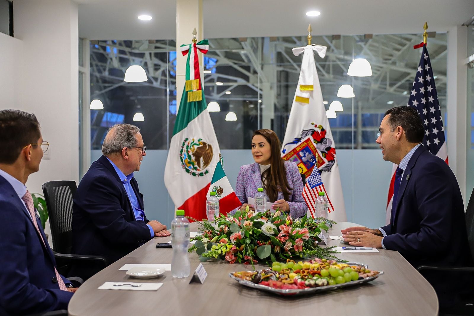 Tere Jiménez en reunión con Luis A. Morris