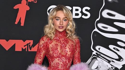 La foto de Sabrina Carpenter en MTV VMAs 2025 donde la comparan con Christina Aguilera
