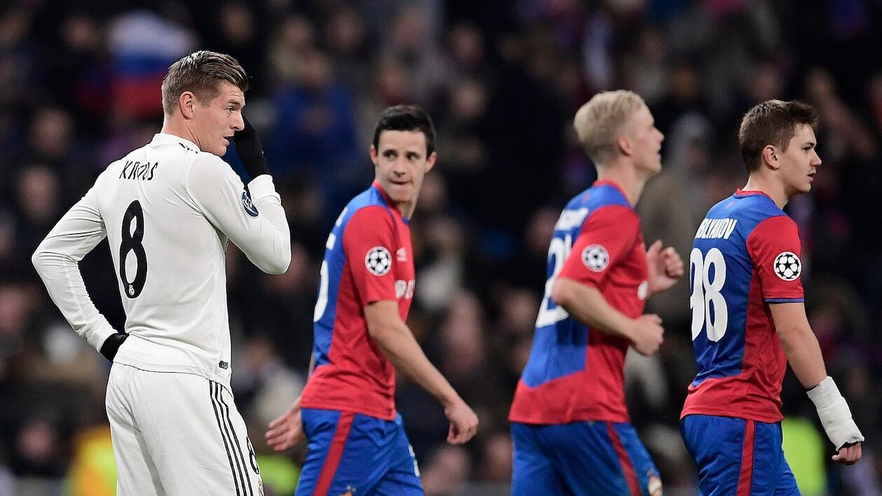 Toni Kroos observa desconsolado a los rivales.