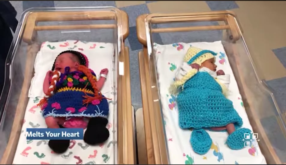 Bebés disfrazadas como Anna y Elsa de Frozen