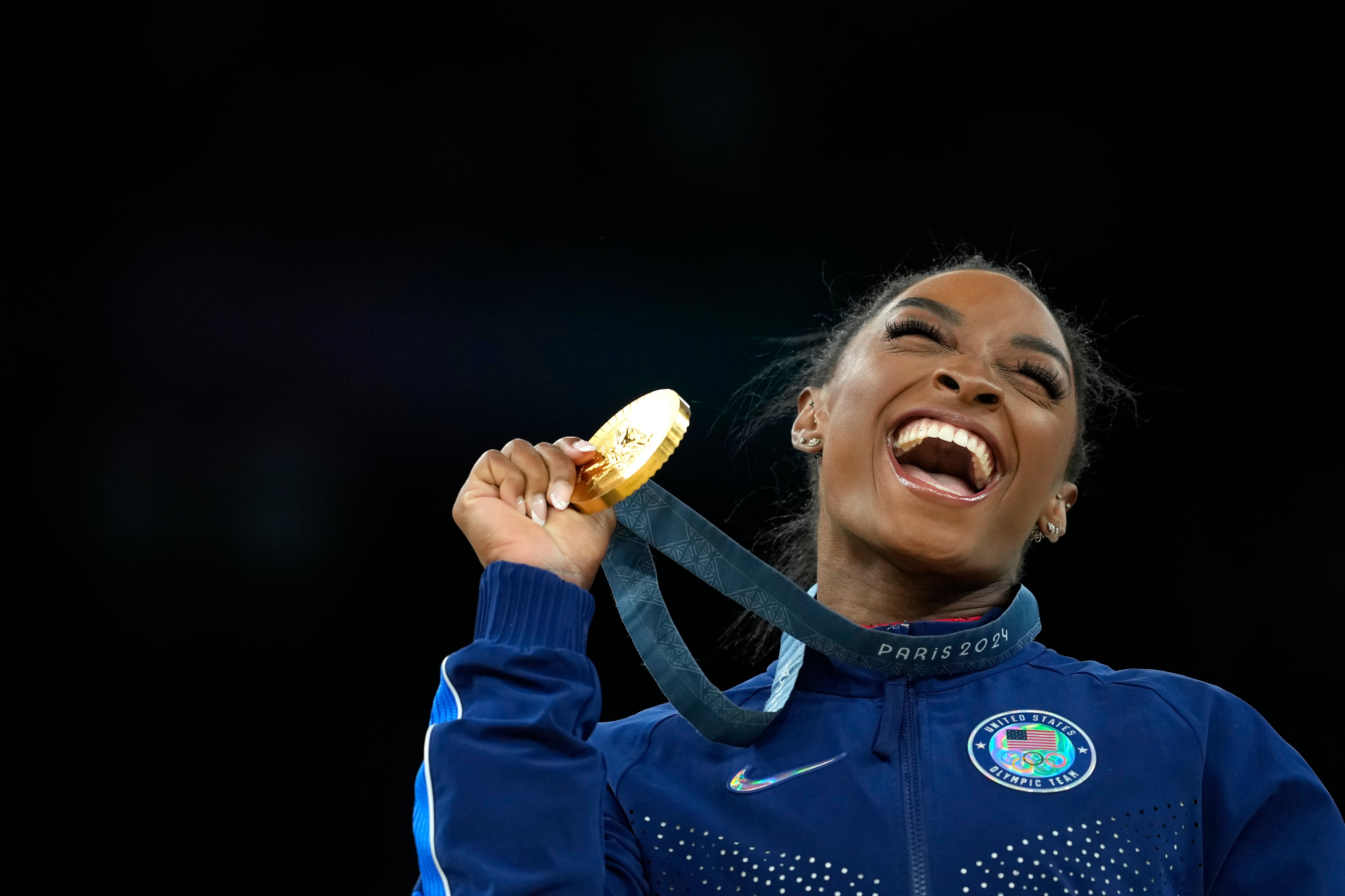 Simone Biles con su medalla de París 2024.