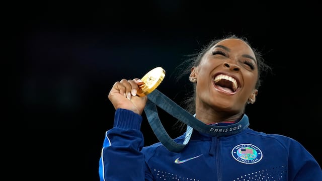 Simone Biles con su medalla de París 2024.