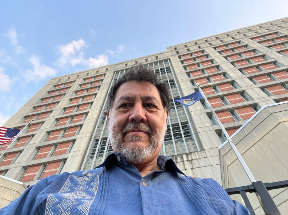 Gerardo Fernández Noroña afuera de cárcel de Genaro García Luna
