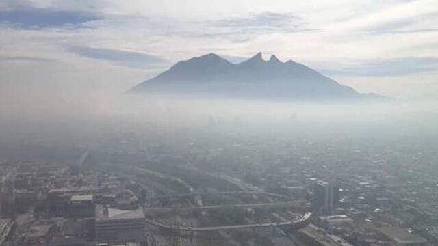 Hasta ayer miércoles una densa capa de bruma por la contaminación cubrió el cielo de Monterrey y su área metropolitana.