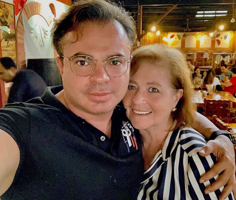 Marco Chacón, esposo de Maribel Guardia y su mamá.