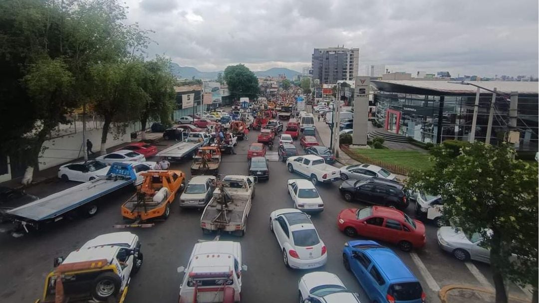 Bloqueo de grúas cerca de Periférico afecta a cientos de automovilistas