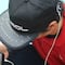 Esta gorra integra paneles solares para recargar tu celular