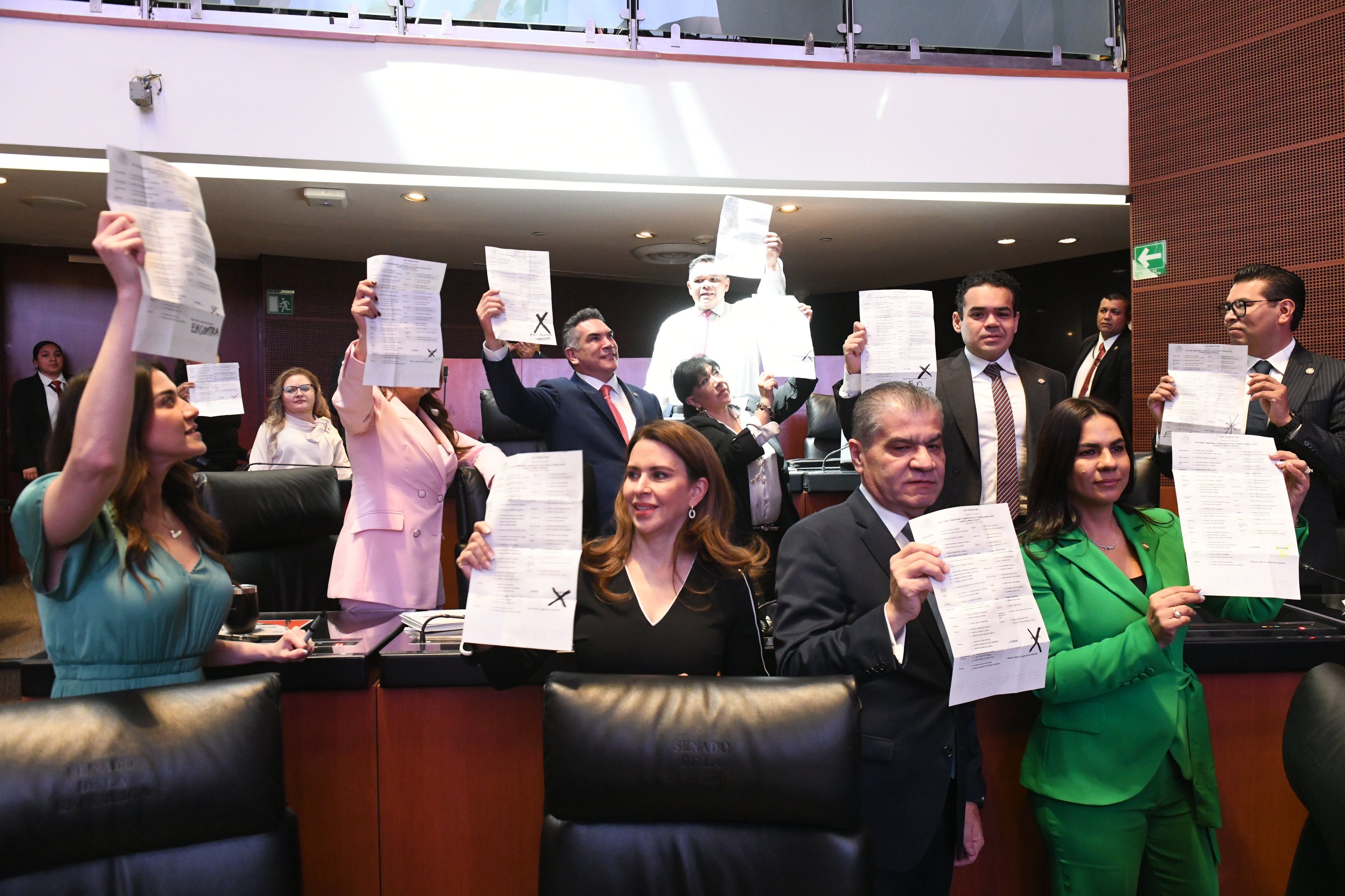 Senadores de oposición votan en contra de 56 magistrados locales.